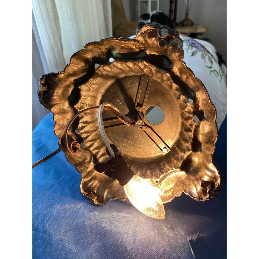 vintage Gone With the Wind (GWTW) parlor lamp,hand-painted floral on milk glass.